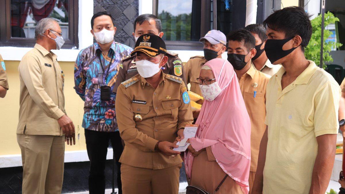 Ilustrasi. Penyaluran bansos PKH BPNT ke KPM.