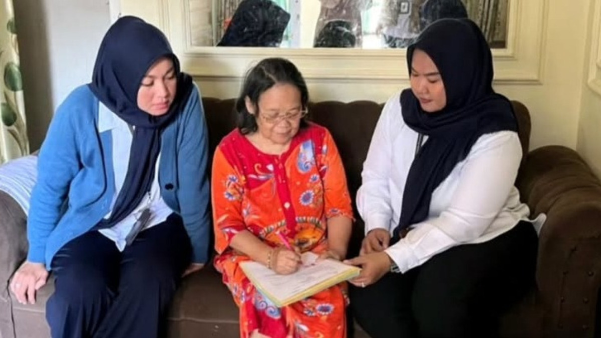 Ilustrasi: Penyaluran bantuan sosial (bansos) kepada para penerima manfaat atau KPM.