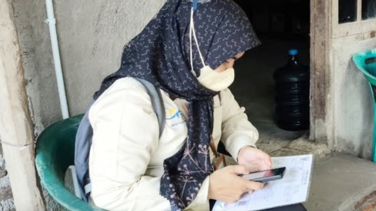 Ilustrasi: Petugas pendamping sosial saat melakukan pengecekan penerima bantuan sosial (bansos).