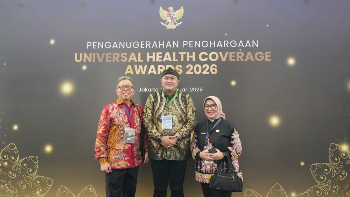 Bupati Bogor Rudy Susmanto, bersama Kadinkes Kabupaten Bogor, Fusia Meidiawaty serta Dirut BPJS Kesehatan Ali Ghufron Mukti hadir dalam Penganugerahan Penghargaan UHC Award 2026.