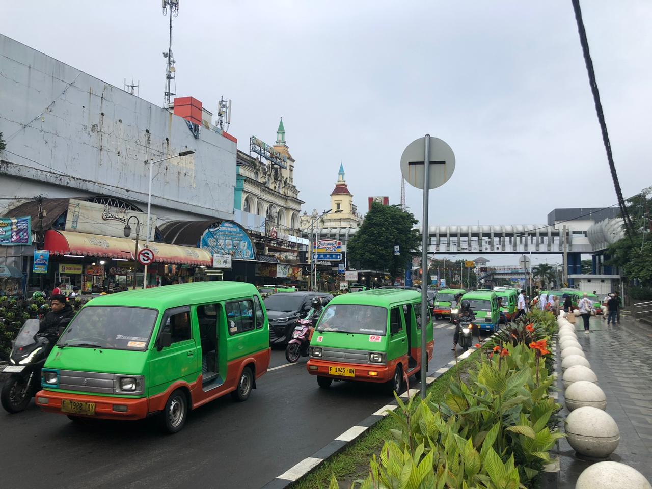 Angkot yang tengah melintas di Jalan Kapten Muslihat depan Alun-alun Kota Bogor.