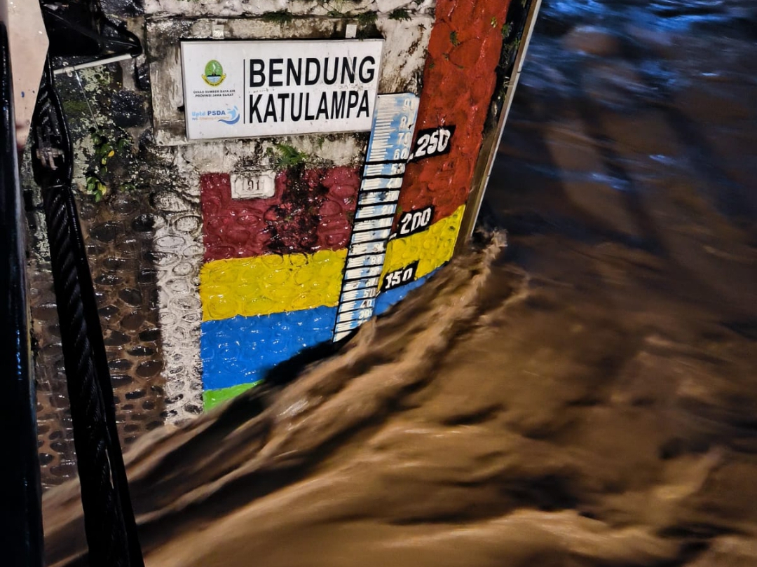 Penampakan alat pengukur debit air Bendung Katulampa yang mencatat 120 TMA.