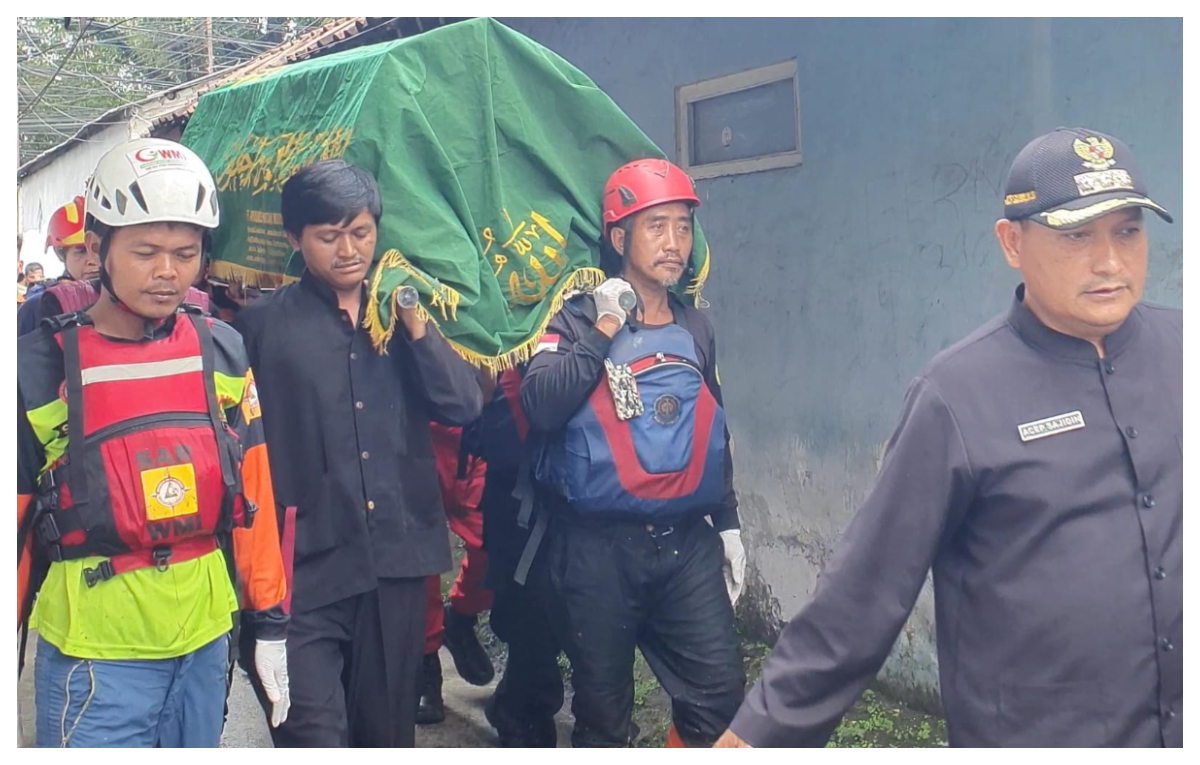 Tim SAR Gabungan bersama Camat saat membawa jenazah bocah hanyut asal Cibinong, Kabupaten Bogor.