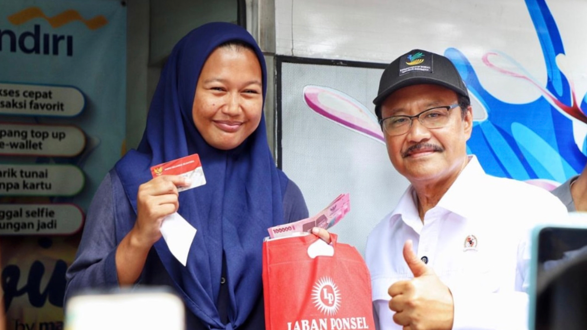 Ilustrasi penyaluran bantuan sosial atau bansos kepada KPM.