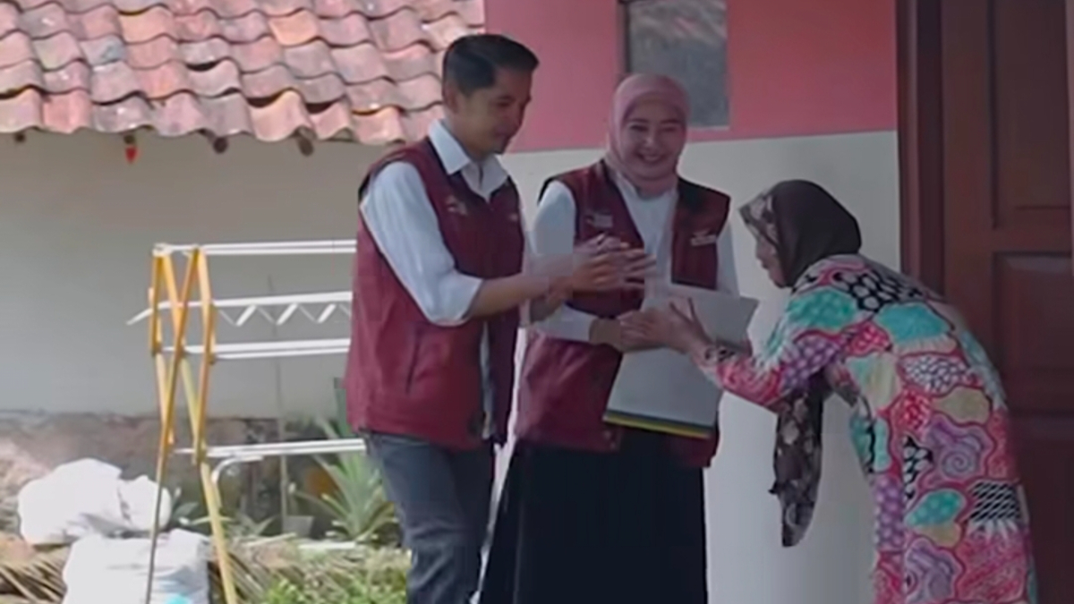 Ilustrasi penyaluran bansos kepada KPM komponen lansia.