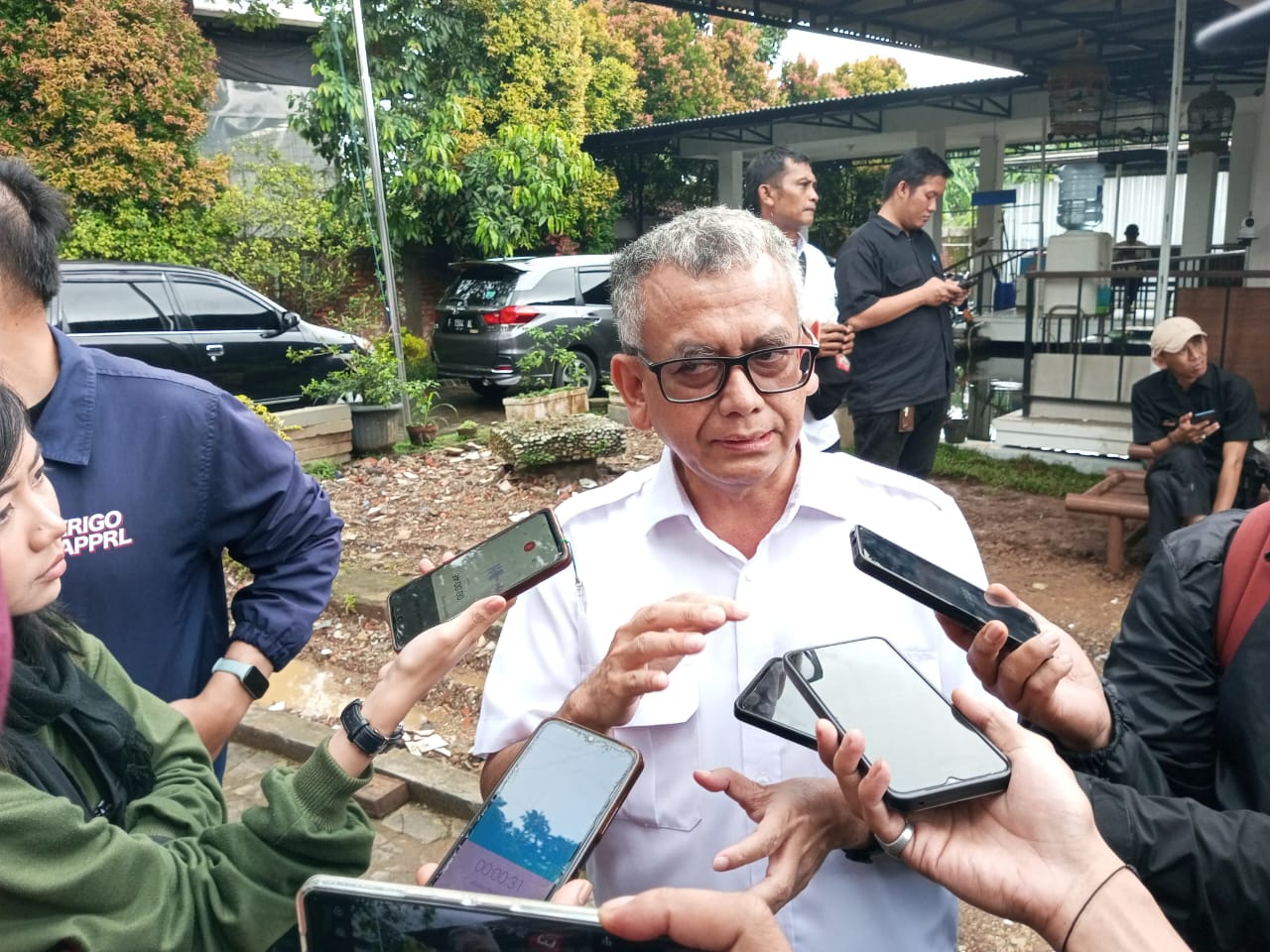 Ketua Yayasan Bhakti Garuda Putra, Iwan Kustiawan (baju putih) pemilik SPPG Sindangrasa, Kota Bogor, saat diwawancarai wartawan.
