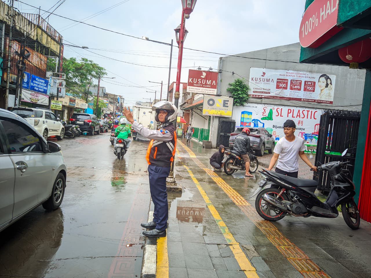 Petugas Dishub Kota Bogor,  saat melakukan penertiban lalulintas di Jalan Suryakencana.