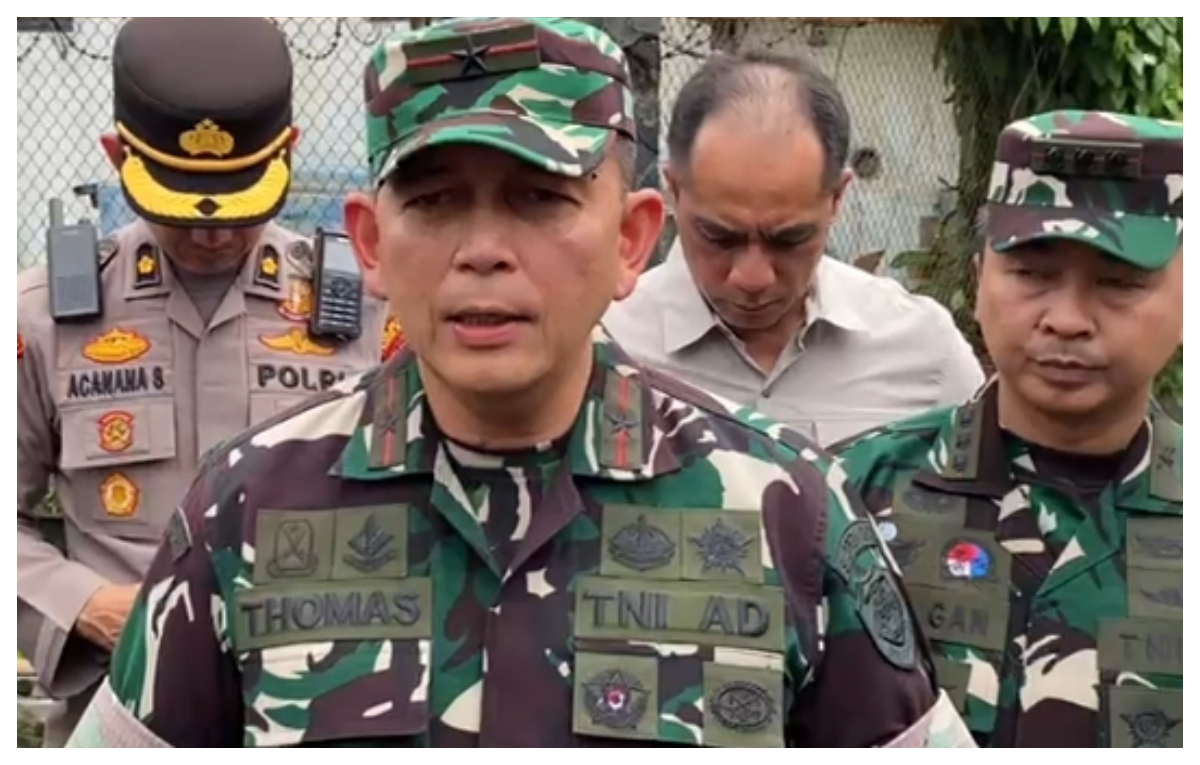 Komandan Korem 061/Suryakancana, Kolonel Inf Thomas Rajunio saat memberikan keterangan soal eksekusi 11 rumah dinas TNI AD di Jalan Sempur, Kota Bogor.