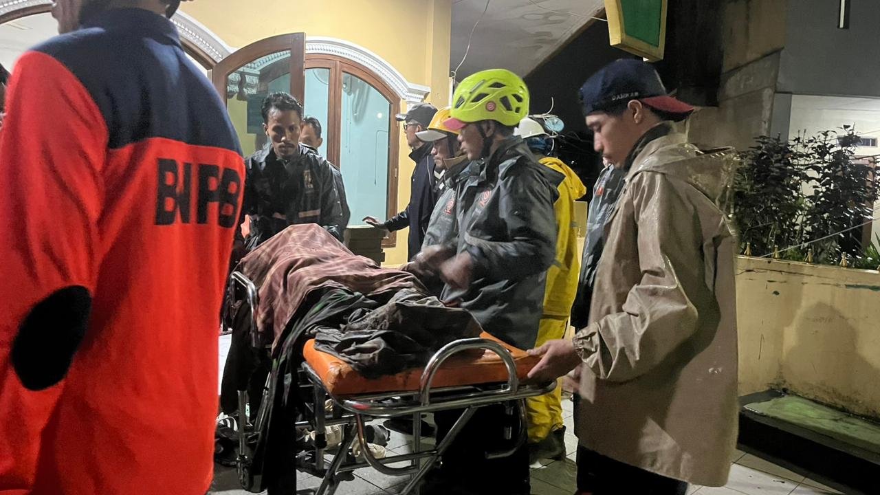 Petugas saat membawa jenazah korban meninggal dunia akibat tertimbun longsor di Kelurahan Bondongan, Kecamatan Bogor Selatan, Kota Bogor, Kamis 29 Januari 2026.