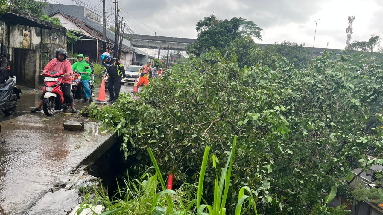 Kondisi tebingan yang longsor di Jalan Raya Cilebut, Kecamatan Tanah Sareal, Kota Bogor, Kamis 29 Januari 2026.