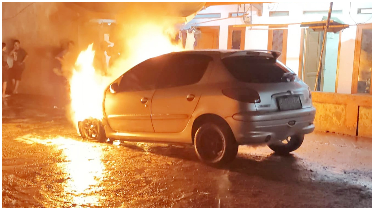 Satu unit mobil terbakar akibat konsleting listrik di Citeureup Bogor.