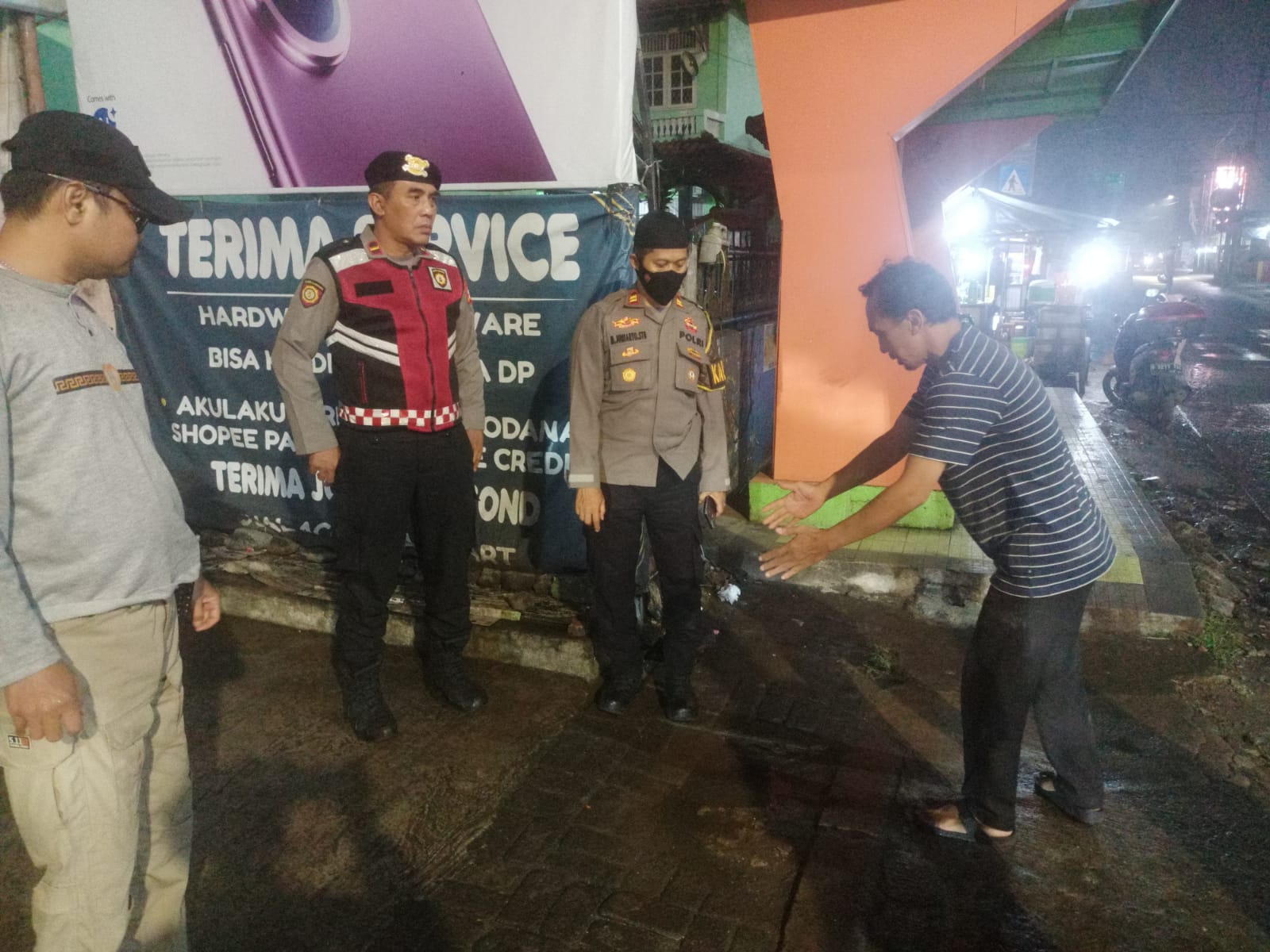 Polisi mendatangi lokasi motor penjual nasi uduk di Kota Depok, yang motornya raib digondol maling.