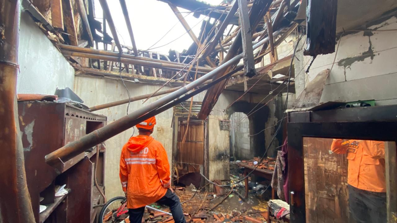 Rumah milik warga Cibinong, Kabupaten Bogor, ambruk diterpa hujan dan angin kencang.