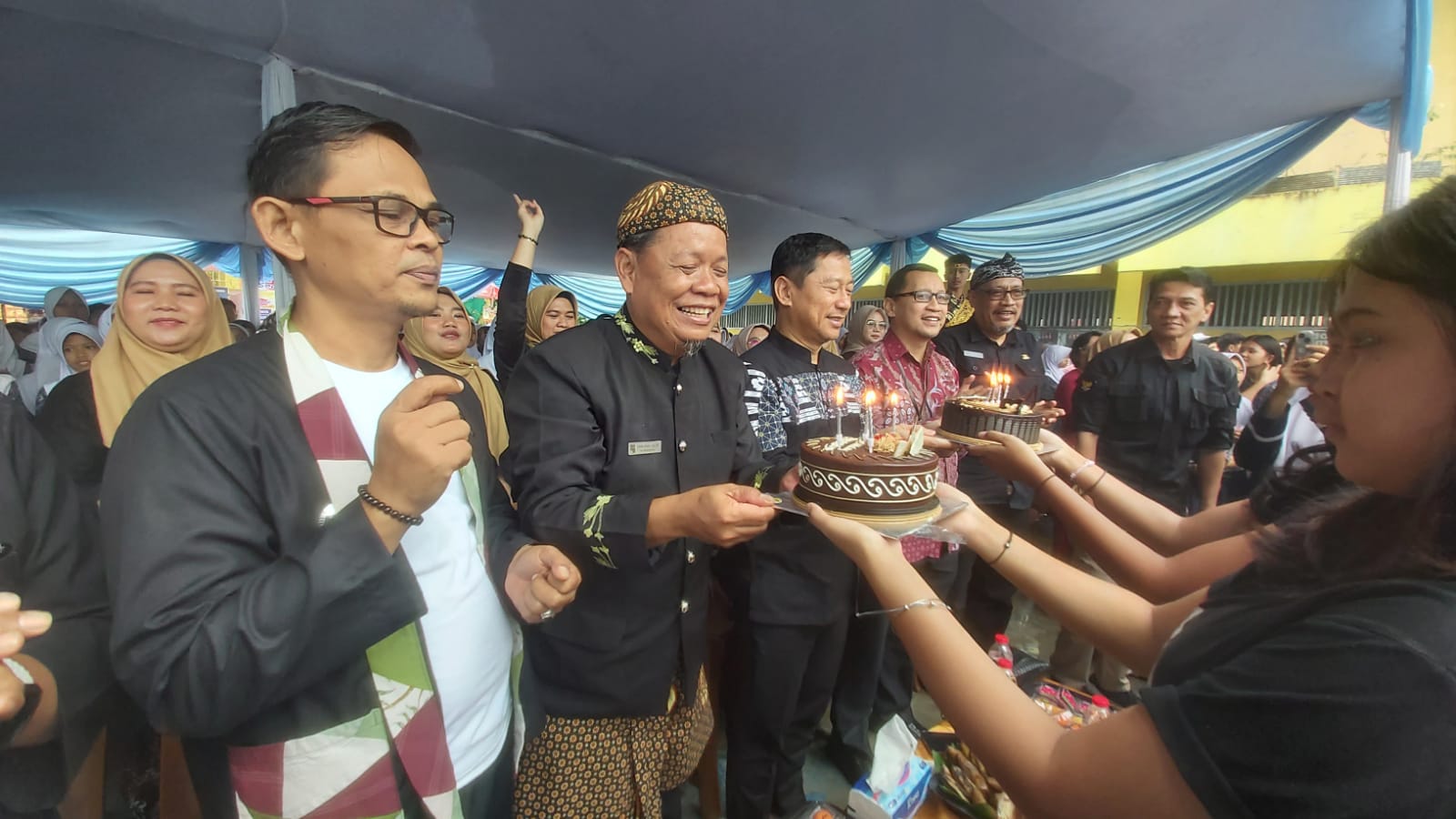 Kepala SMPN 10 Kota Bogor, Darmaswara, merayakan HUT SMPN 10 ke-33 dengan serangkaian kegiatan inovatif dan sosial pada Kamis 29 Januari 2026.