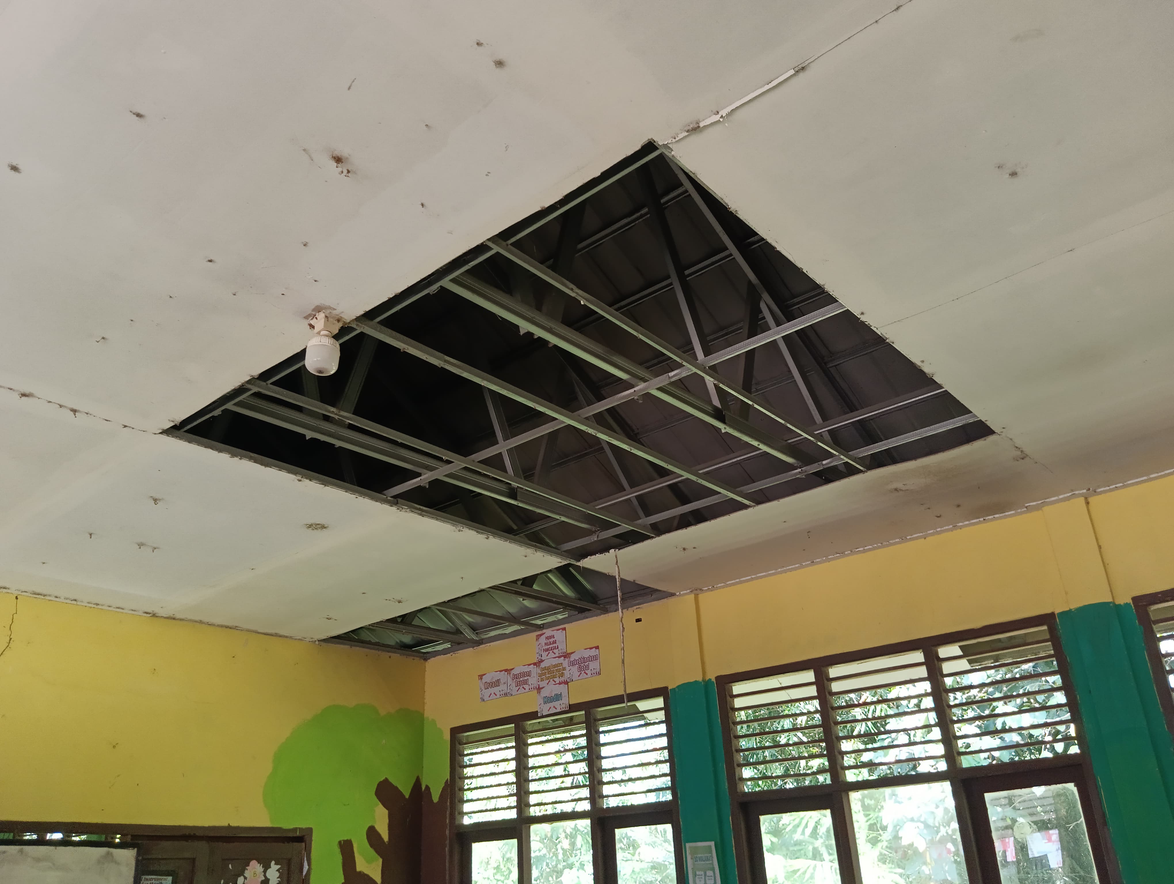 Kondisi bangunan SDN Cipinang 01, Kecamatan Rumpin, Kabupaten Bogor, yang rusak dan butuh perbaikan.