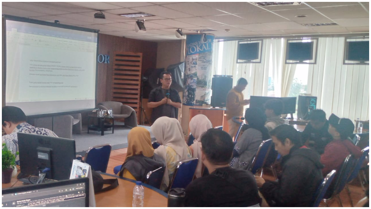 Suasana pelatihan videography di Graha Pena Radar Bogor.