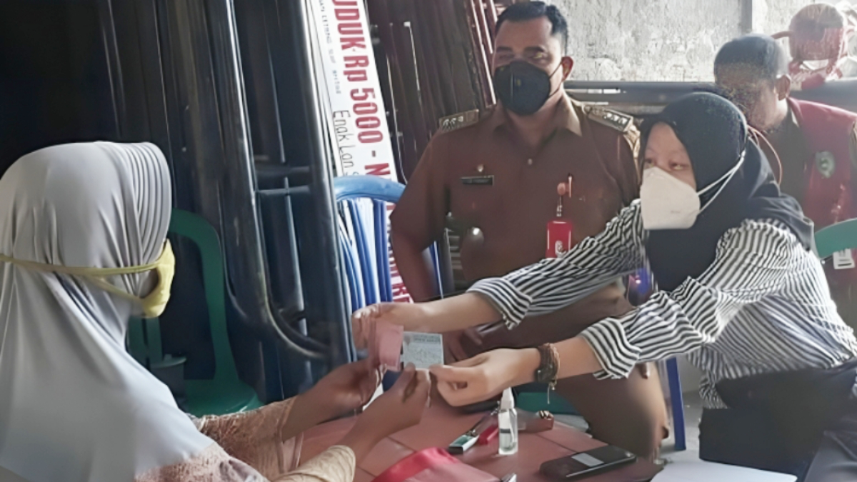 Ilustrasi: Penyaluran bantuan sosial (bansos) kepada para penerima manfaat atau KPM.