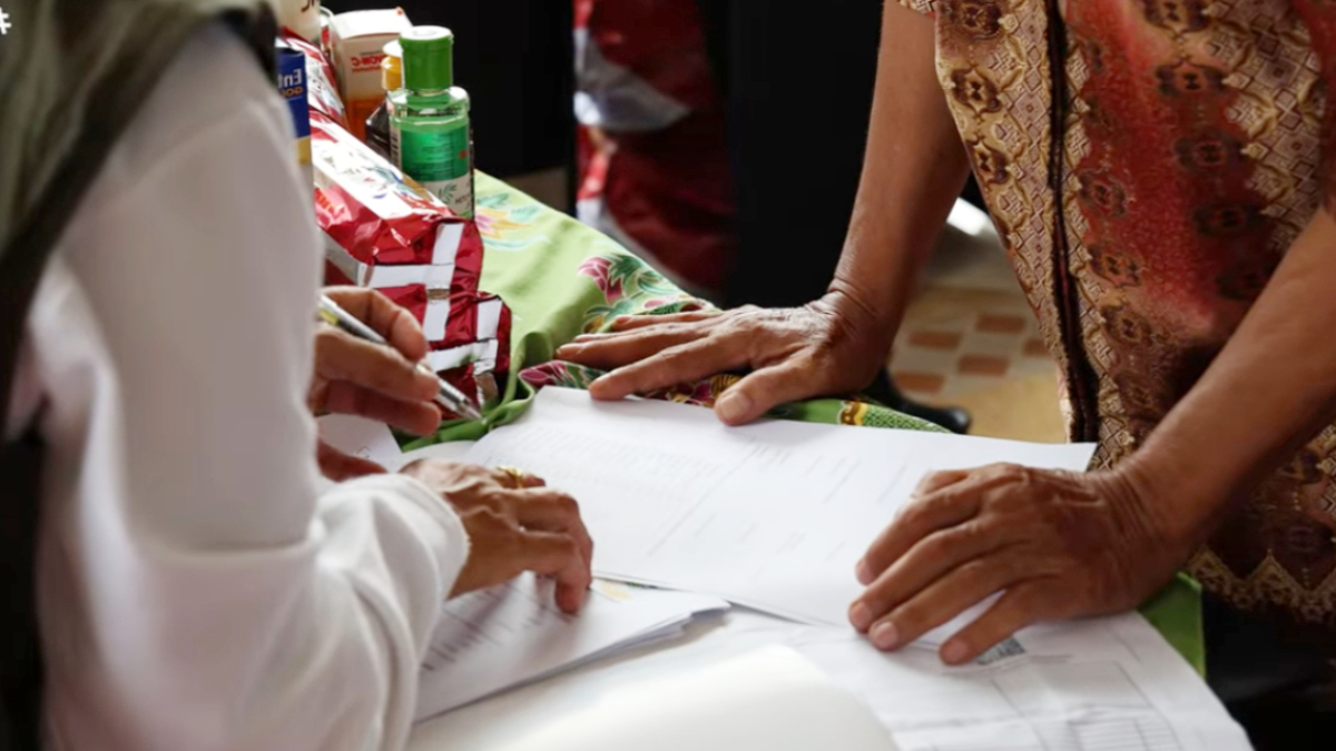 Ilustrasi: Penyaluran bantuan sosial (bansos) kepada para penerima manfaat atau KPM.
