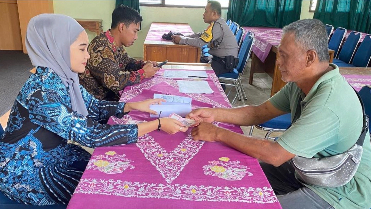 Ilustrasi: Penyaluran bantuan sosial (bansos) kepada para penerima manfaat atau KPM.