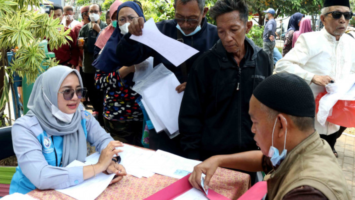 Ilustrasi antrean dan pendataan KPM sebelum mengambil bansos