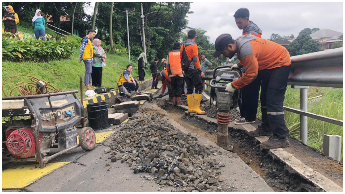 Tim PUPR saat memperbaiki jalan yang retak di Jakan Saleh Dansasmita Batutulis.
