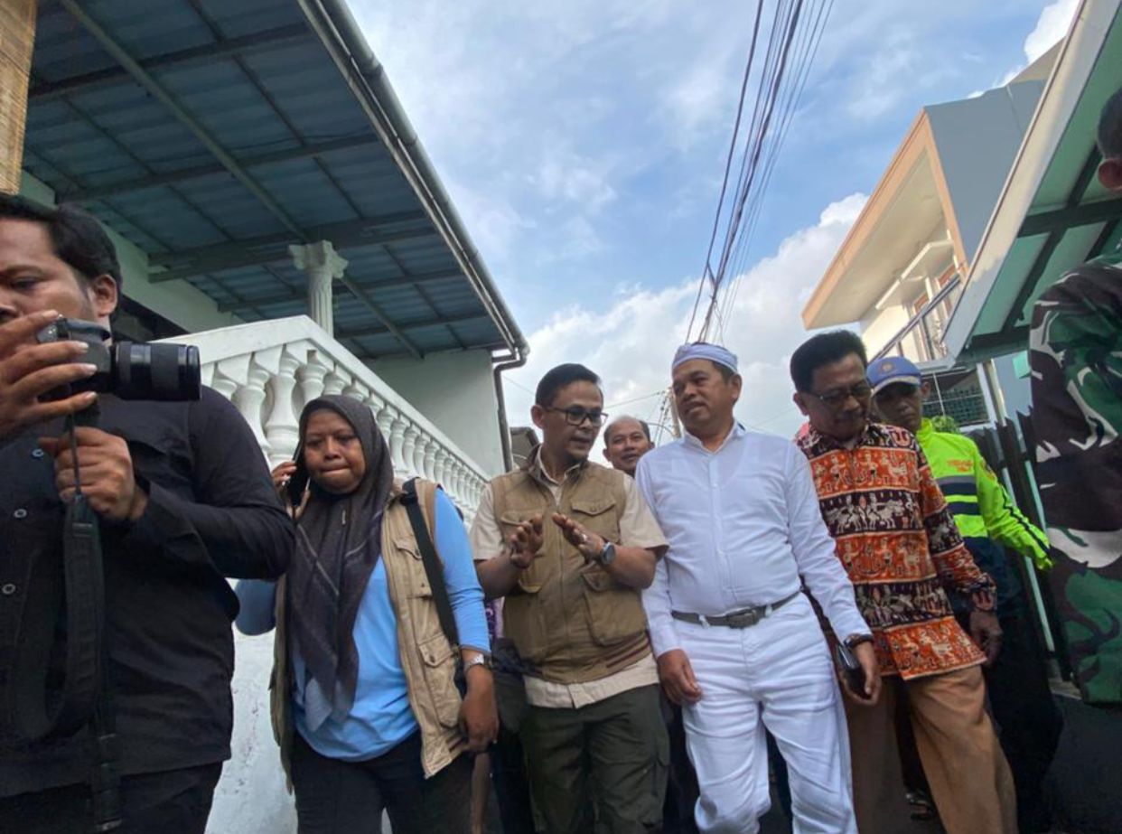 Gubernur Jawa Barat, Dedi Mulyadi bertakziah ke rumah duka korban longsor di Kelurahan Bondongan, Kota Bogor, Jumat 30 Januari 2026.