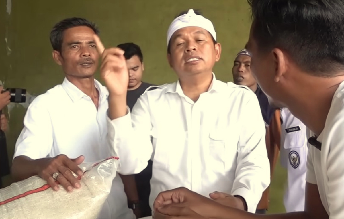 BANJIR : Gubernur Jawa Barat, Dedi Mulyadi saat membeli beras bersama para Kades di Kabupaten Karawang.