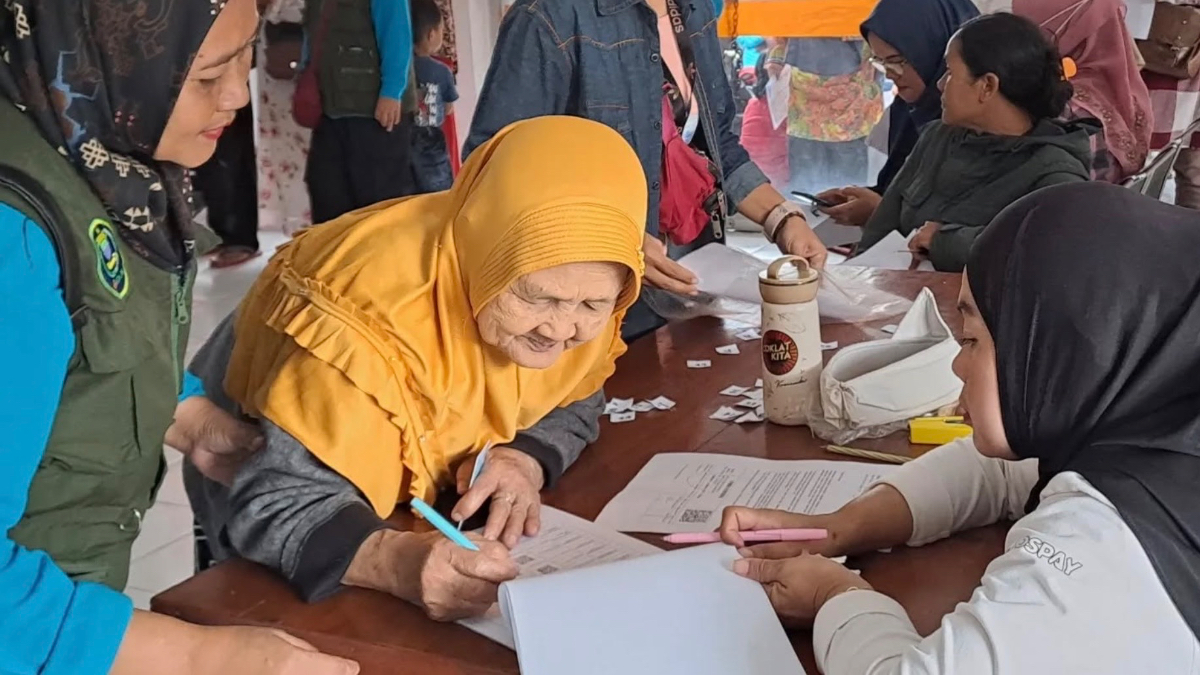 Ilustrasi penyaluran bantuan sosial (bansos).