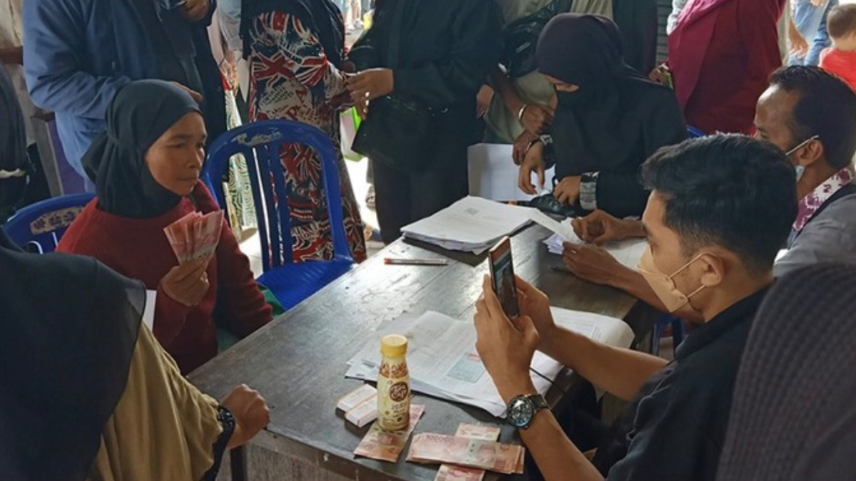 Ilustrasi penyaluran bantuan sosial atau bansos kepada KPM.