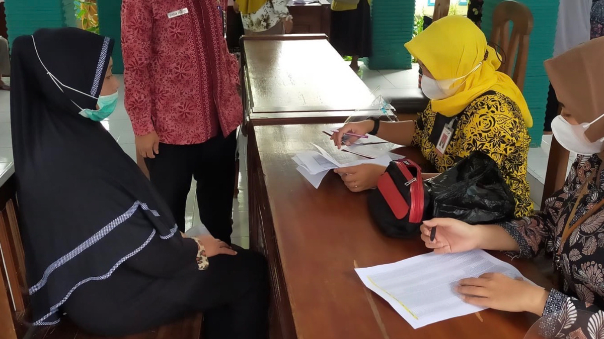 Ilustrasi penyaluran bansos kepada KPM.