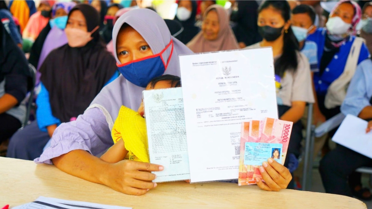 Ilustrasi. KPM mencairkan bansos PKH BPNT.
