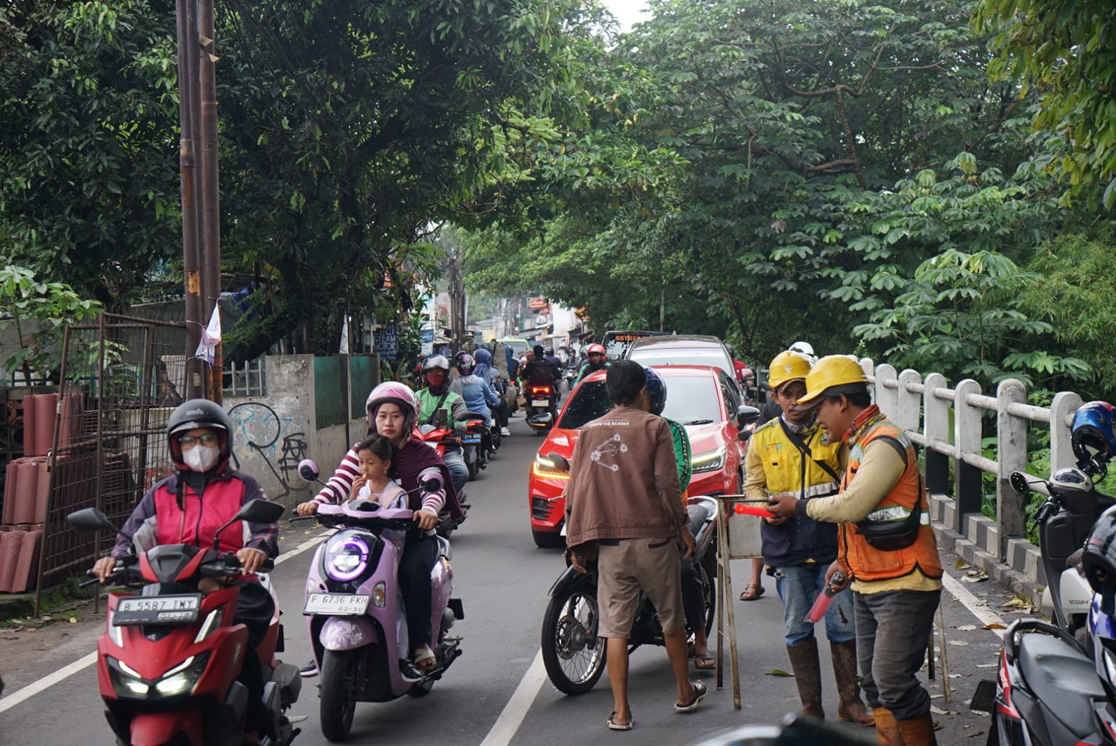 Petugas dari Dinas PUPR Kota Bogor membersihkan lokasi longsoran di  Kebon des dan Ciilebut Kota Bogor, Jumat 30 Januari 2026