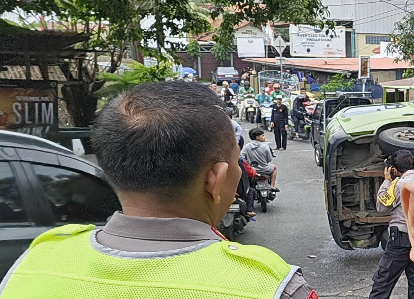 Kondisi truk terguling di Kota Depok,