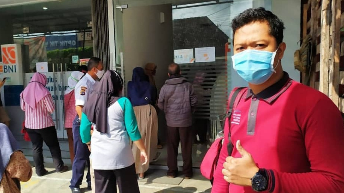 Ilustrasi antrian KPM mengecek saldo KKS bansos