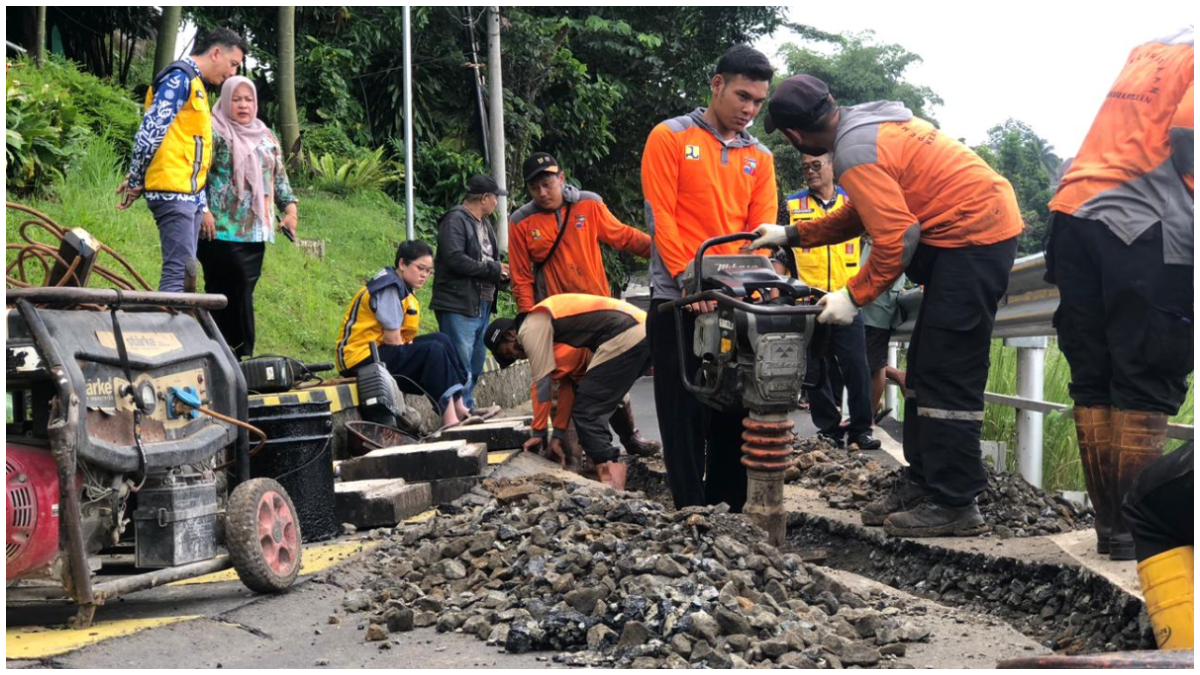 Tim PUPR saat memperbaiki jalan yang retak di Jakan Saleh Dansasmita Batutulis.