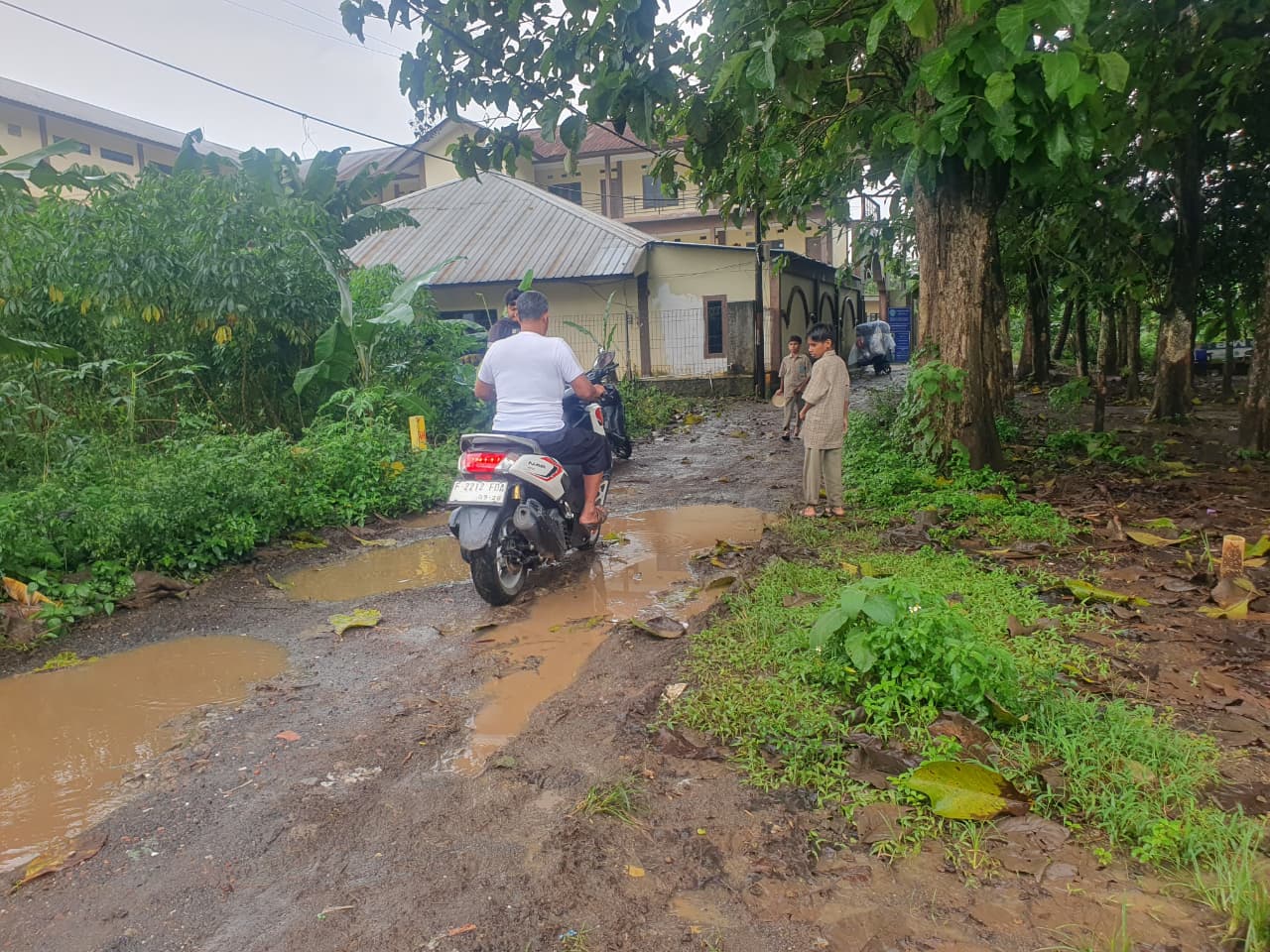Kondisi jalan rusak di Kelurahan Pakansari, Kecamatan Cibinong, Kabupaten Bogor.