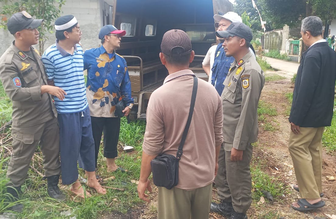 Seorang ODGJ di Desa Pengasinan, Kecamatan Gunung Sindir, Kabupaten Bogor, dievakuasi setelah mengamuk dan menyerang warga, Jumat 30 Januari 2026.