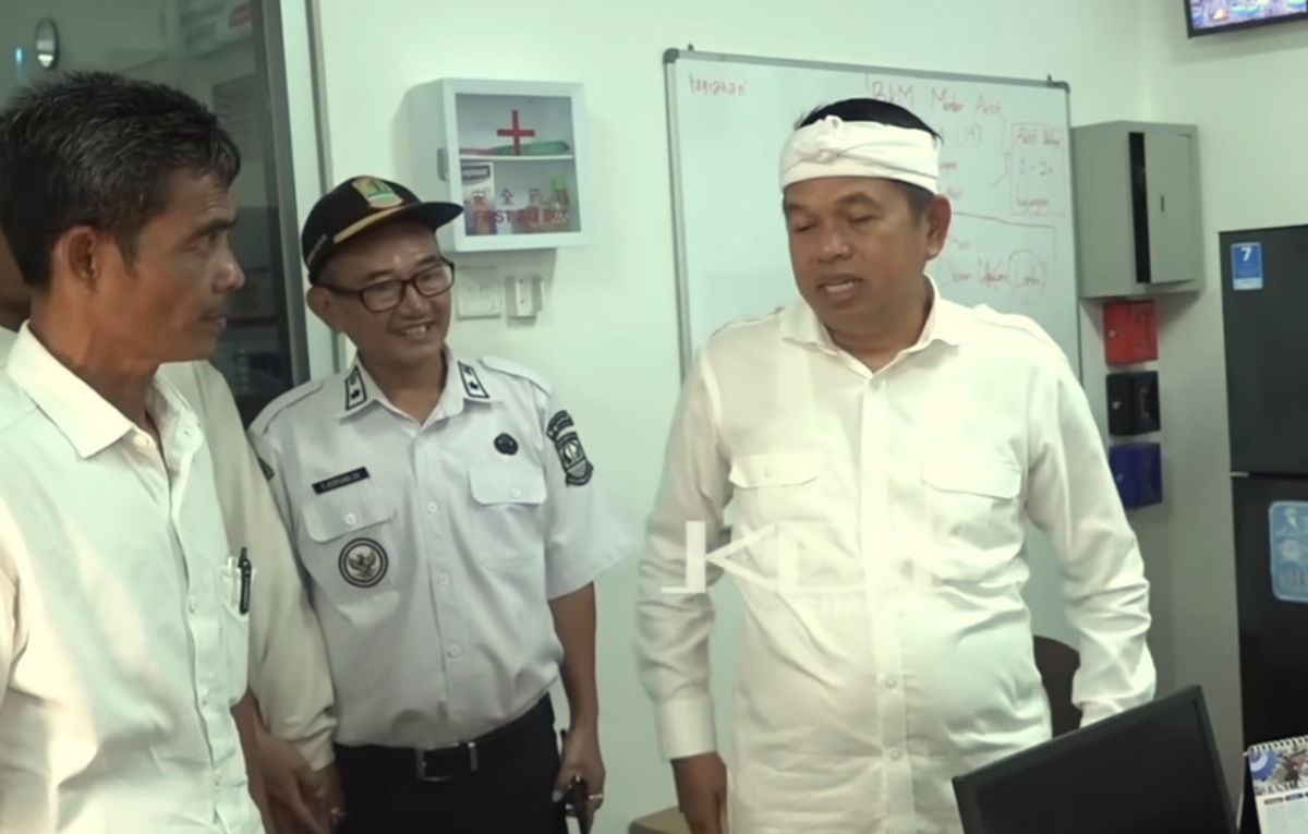 Para Kades di Kabupaten Karawang yang warganya terdampak banjir sedang belanja bersama Gubernur Jawa Barat, Dedi Mulyadi.