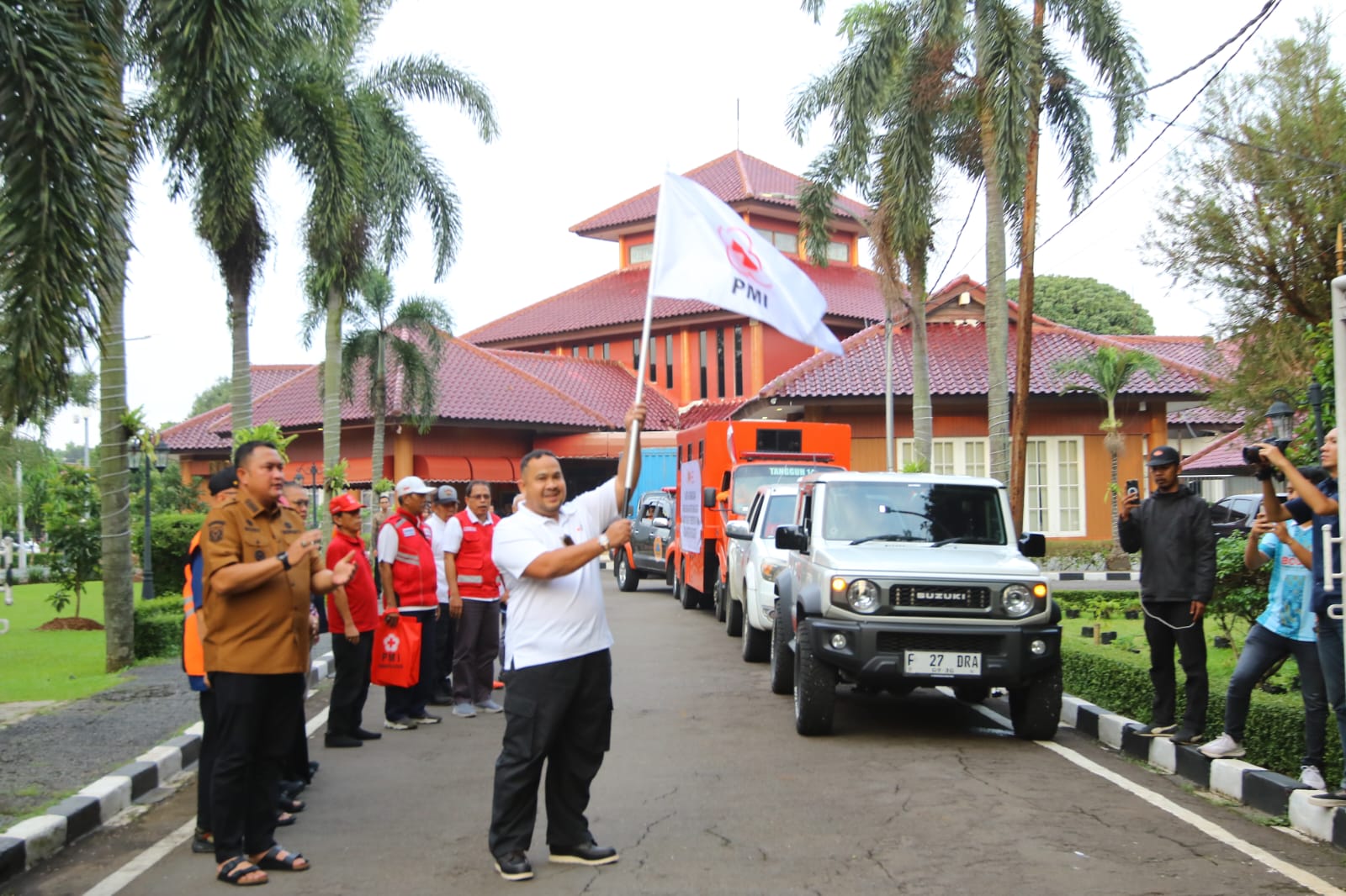 Bupati Bogor, Rudy Susmanto mendampingi Ketua PMI, Indra Fermanto melepas bantuan ke Kabupaten Bandung Barat.