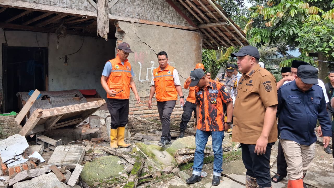 Bupati Bogor, Rudy Susmanto saat meninjau lokasi bencana di Kecamatan Sukamakmur, Kabupaten Bogor, Jumat 31 Januari 2026.