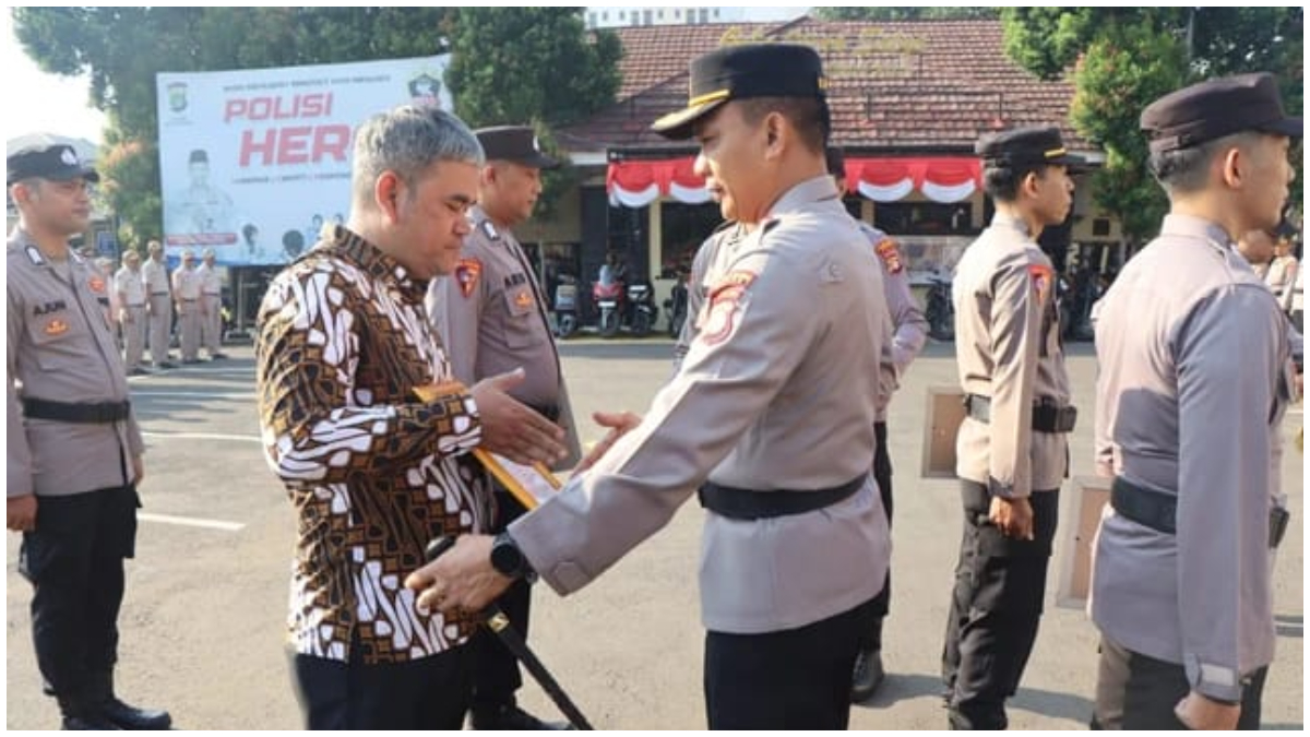 Kapolres Metro Depok saat memberikan penghargaan kepada warga yang berhasil menangkap Rampok di Bojongsari beberapa waktu lalu.