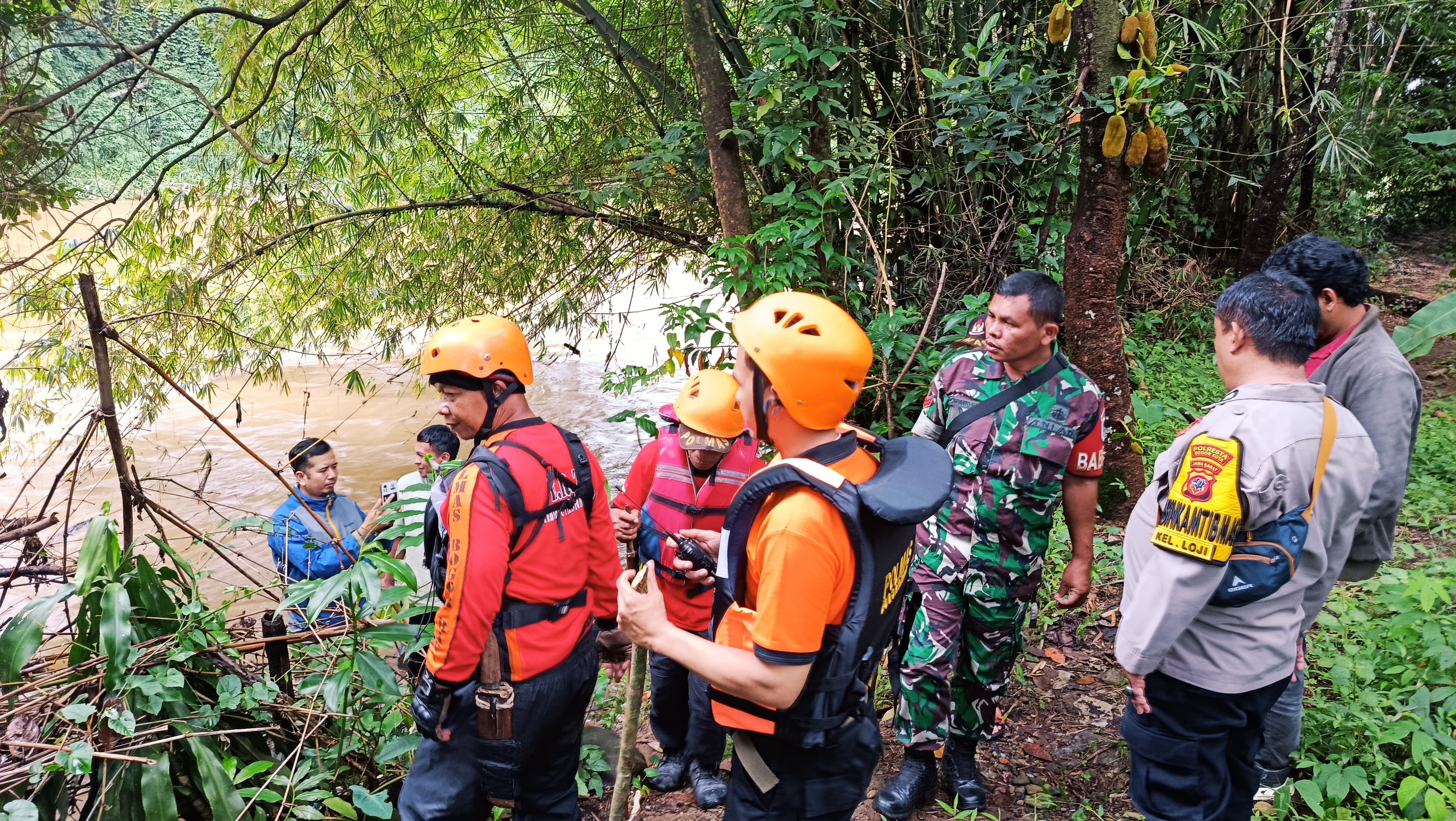 Petugas gabungan saat melakukan pencarian remaja lompat dari jembatan di Jalan TB Muhammad Falak, Kelurahan Loji, Kecamatan Bogor Barat, Kota Bogor.
