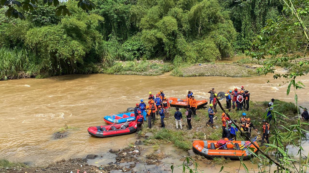 Tim gabungan masih melakukan pencarian seorang remaja yang locat dari jembatan di Kelurahan Loji, Kecamatan Bogor Barat, Kota Bogor.