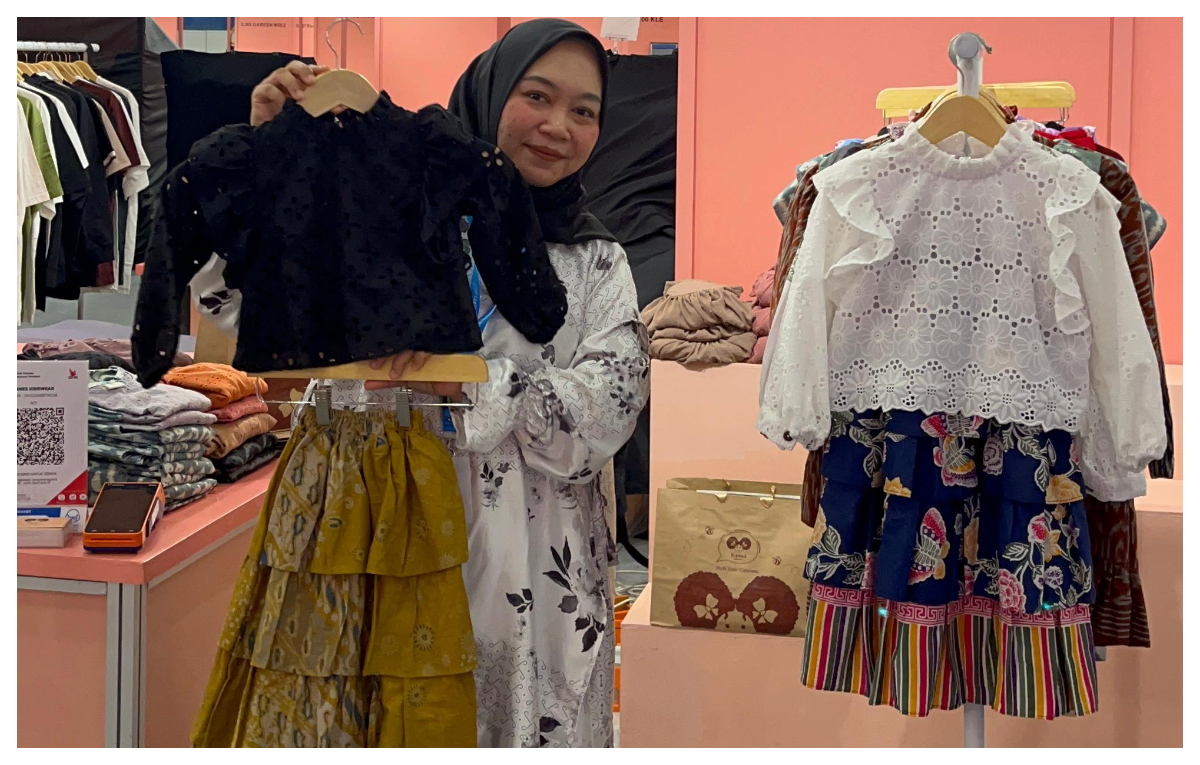 Kenes Lalita merupakan usaha busana anak dari Jepara, Jawa Tengah.