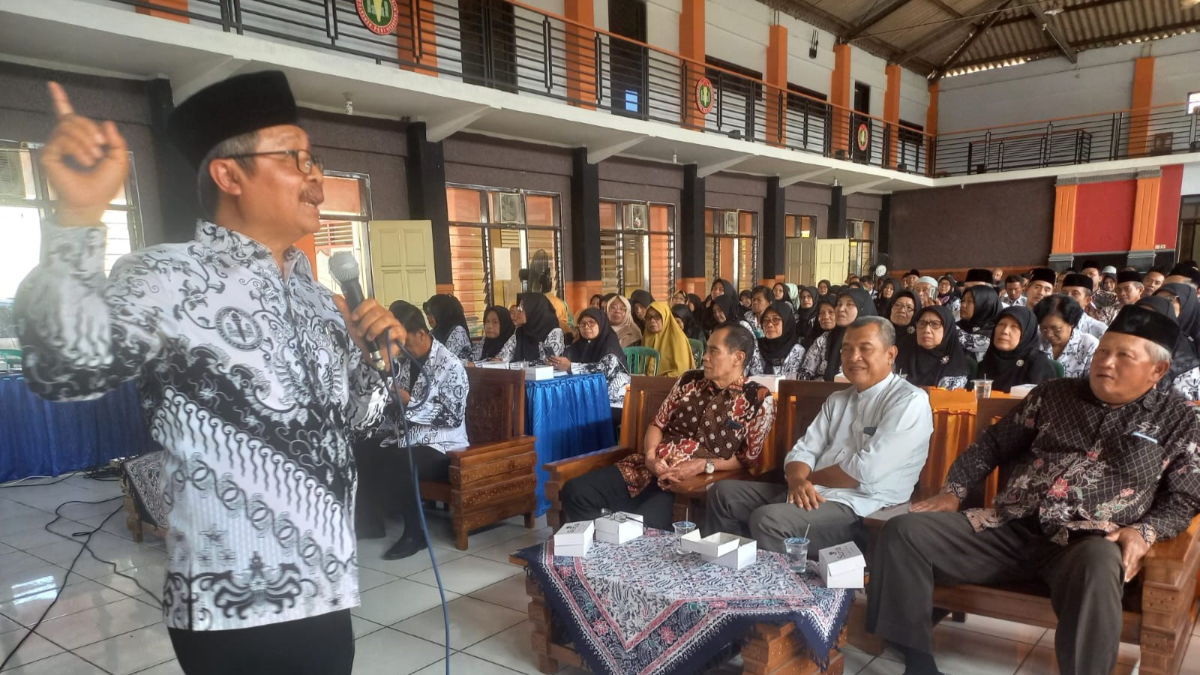 Ilustrasi pengumuman tunjangan profesi guru dan dosen.