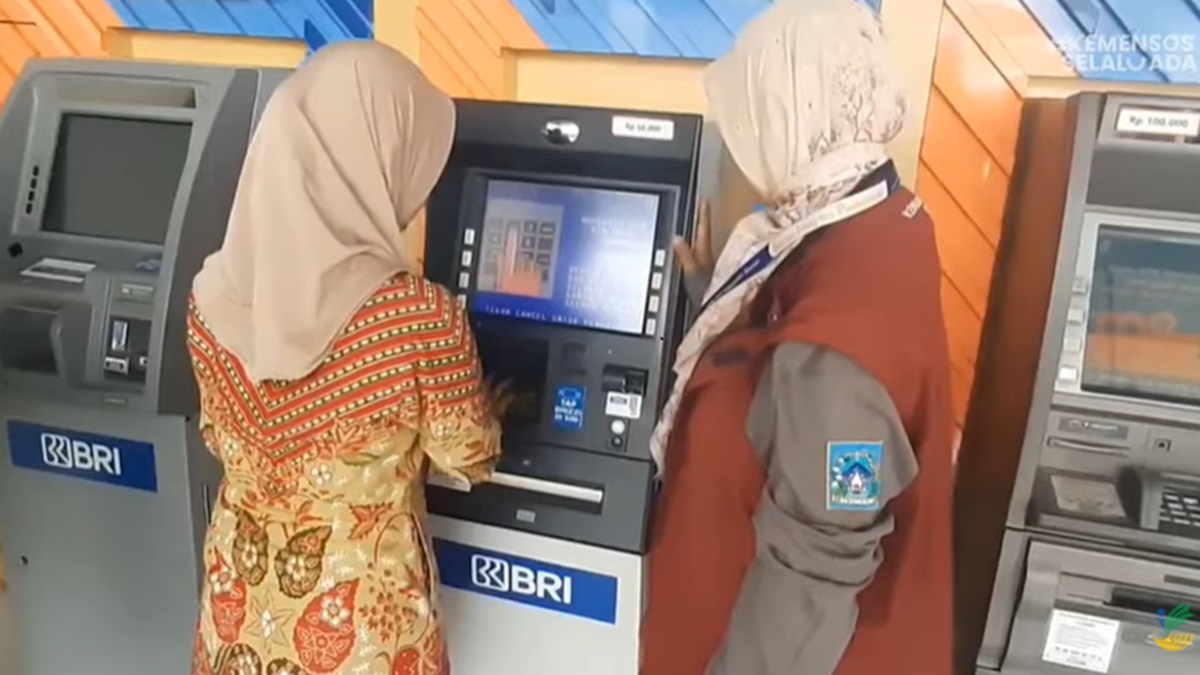 Ilustrasi KPM bansos mengecek saldo bantuan