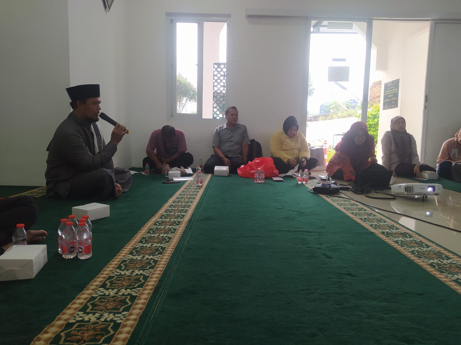 Pegawai BPJS ketenagakerjaan dan para siswa magang di Kantor BPJS Ketenagakerjaan Cabang Bogor Cileungsi, mengikuti kegiatan siraman rohani.