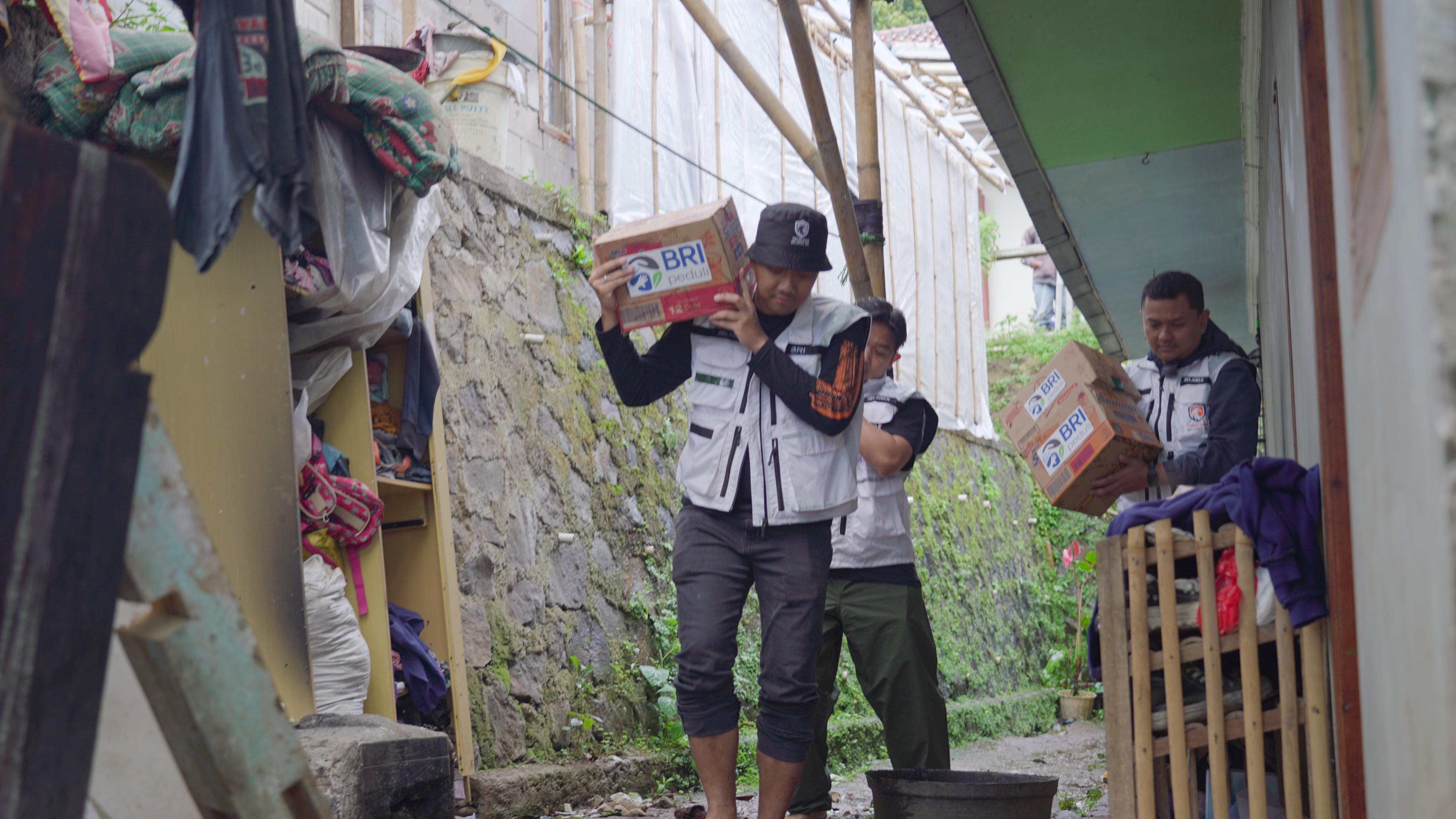 BRI melalui program CSR, BRI Peduli bergerak cepat menyalurkan bantuan tanggap bencana bagi warga terdampak bencana di Kabupaten Bandung Barat.