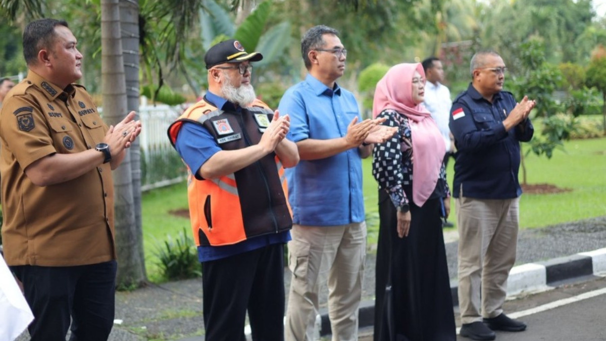 Bupati Bogor Rudy Susmanto bersama jajarannya saat melepas bantuan untuk korban bencana di Kabupaten Bandung Barat