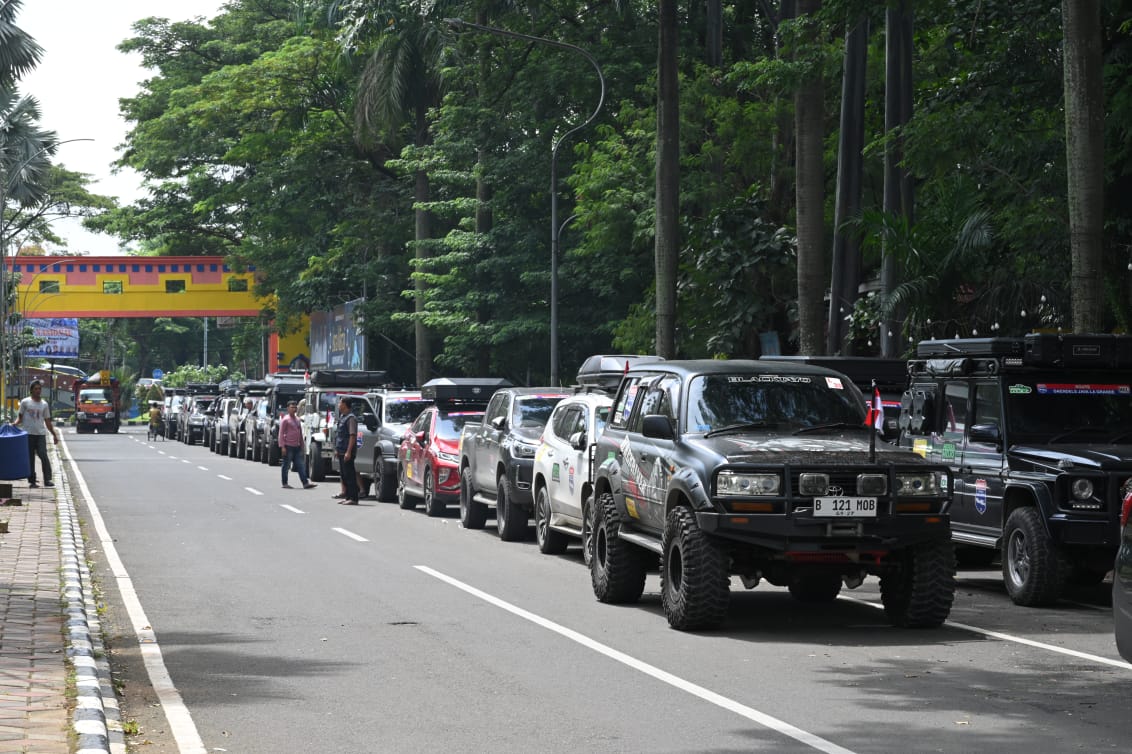 Rombongan ekspedisi sejarah Daendels Java La Grande yang digagas komunitas Happy Go Lucky Overland (HGL) singgah di Boxies 123 Mall.